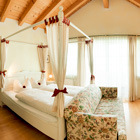 Апартаменты типа D - Спальня-гостиная с кроватью с балдахином и мягким уголком